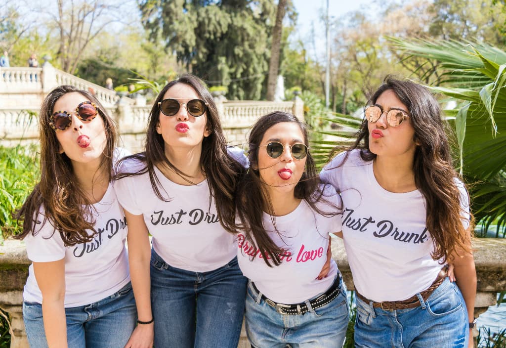 ありのままの自分を受け入れて自信のある40代独身女性のイメージ