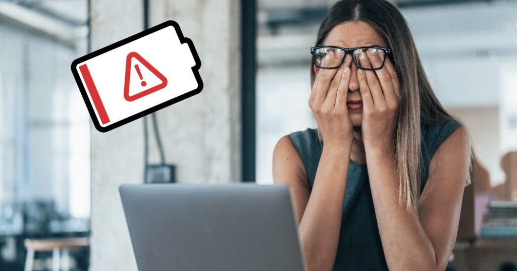 デスクで小さくため息をつく40代女性。頑張りすぎて心が少し疲れているイメージ