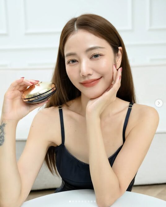 台湾のルアー・スーさん。50代とは思えない透明感あふれる美しさで、ナチュラルな美容ライフを発信している。
