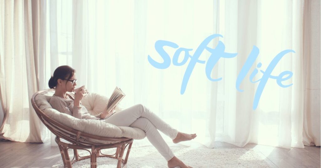 ゆったりとした時間を楽しむ女性。slow livingとsoft lifeの世界観を表す穏やかな暮らしの風景