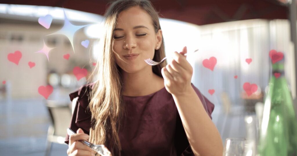 40代女性がナチュラルな食卓で心穏やかに過ごす様子。旬の食材やハーブティーを取り入れ、内側から整えるライフスタイルを象徴するイメージ。