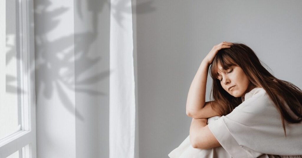 40代女性が恋愛で自分を責めやすくなる理由を心理面から解説する優しい雰囲気の画像
