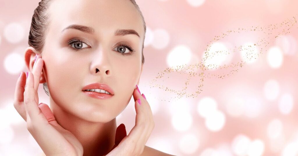 40代女性がメイクや美容ケアを通じて表情が明るくなる瞬間。美意識が感情と波動に影響する様子を表したイメージ。
