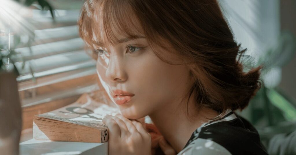 悩みや苦しみを美しさのエネルギーに変える40代女性を描いたイメージ。内面から輝く力を表現したビジュアル