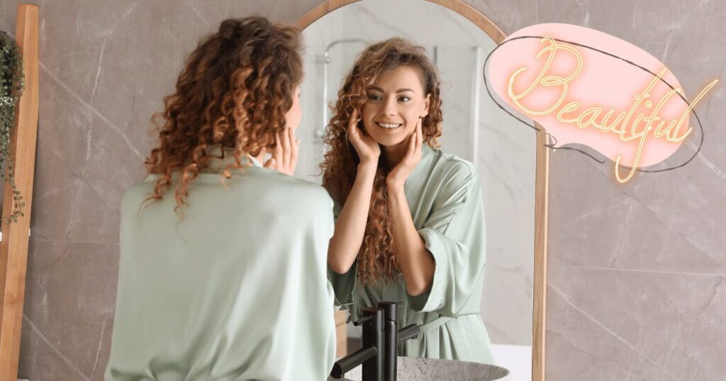 40代女性が朝の鏡の前で自分を整えながら前向きな気持ちで行動を始める様子。今日からできる美容マインドの実践をイメージした写真。
