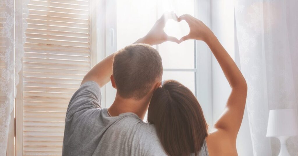 波動と心理学の視点から導かれる理想の愛のあり方を表現したイメージ。心が整った女性が、穏やかなエネルギーとともに前向きな恋愛に進む様子。