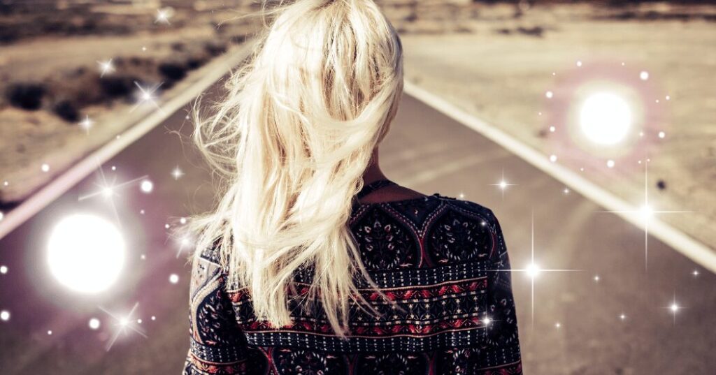 恋愛の本質が「波動が人生を前に進めるかどうか」で決まることを表現した画像。光に向かって歩き出す女性の姿と、未来へ進むエネルギーを象徴するイメージ。