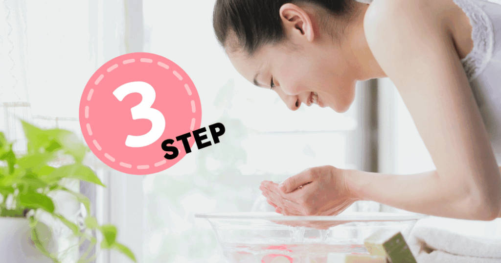 毎日の小さな美容習慣を実践する40代女性。「今の私にもできることから始める」という意識で自己効力感を高める3つのステップを行っている様子