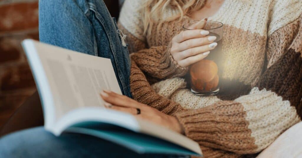 内向型女性が持つ深い感性と洞察力を象徴する静かな雰囲気の女性のイメージ