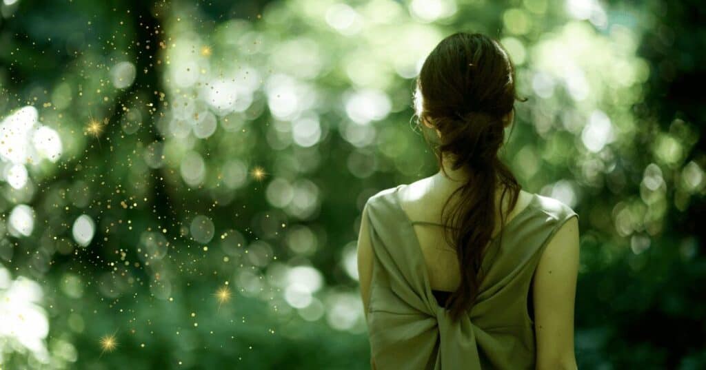 内向型女性の静かな強さが美しさの源になることを表現した落ち着いた雰囲気の画像
