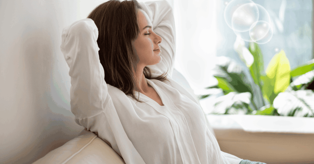 心地よい眠りのための癒しのシーン、ナチュラルな家具と植物を背景にしたリラックス女性の画像.