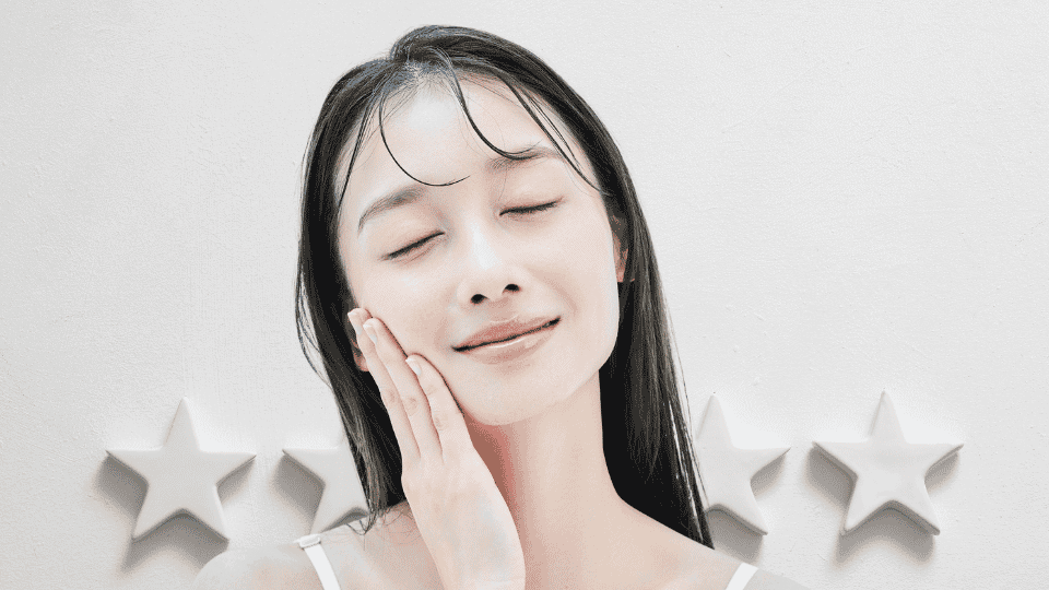 40代女性が美容液を前に、自分の肌悩みに合ったスキンケアを考えながら満足そうに過ごしている様子