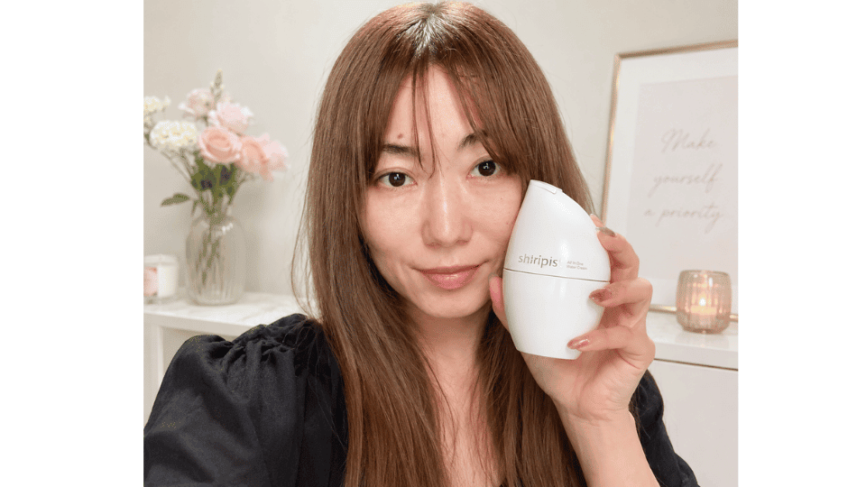 シンピストを手に持ち、実際に使用した様子を紹介する40代女性のレビュー写真